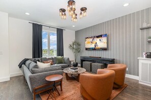 Smart TV - 2 Luxury Homes Side-by-Side | 2 Rooftop Hot Tubs (nashville)