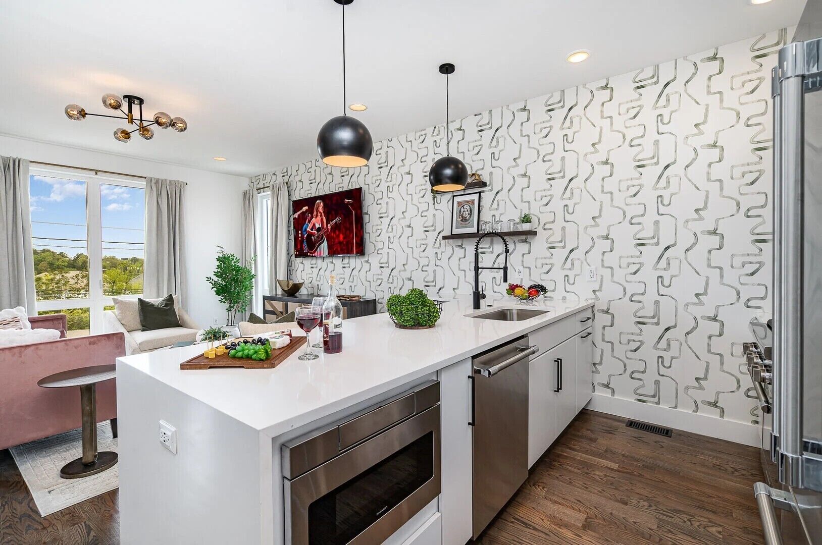 Frigorífico, microondas, horno y placa de cocina