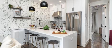 Kühlschrank, Mikrowelle, Ofen, Herdplatte