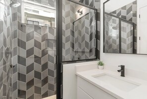 Shower, towels - Luxury Skyline Rooftop Hot Tub | 5 Min to Broadway (nashville)
