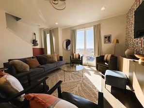 Smart TV - Stylish 4BR Oasis w/ Hot Tub + City Views (nashville)