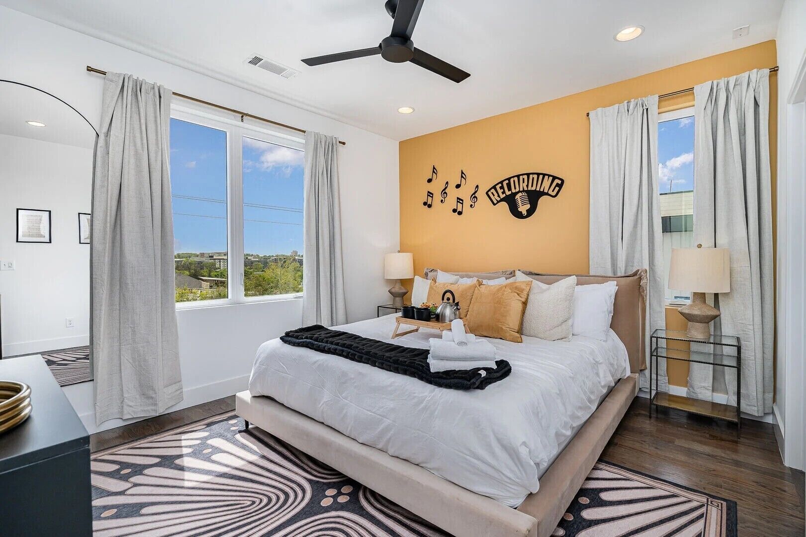 Tabla de planchar con plancha, wifi gratis, ropa de cama