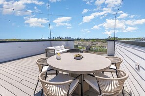 Outdoor dining - Spacious 4BR Luxury Stay w/ Rooftop Hot Tub (nashville)