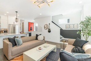 Smart TV - Spacious 4BR Luxury Stay w/ Rooftop Hot Tub (nashville)