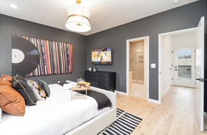 Iron/ironing board, travel cot, free WiFi, bed sheets - 2 Side-by-Side Houses +Rooftop Hot Tub (Sleeps 20) (Nashville)