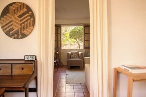 Fireplace - Relax in Style - Prime Spot with Garden & Natural Pool (setúbal)
