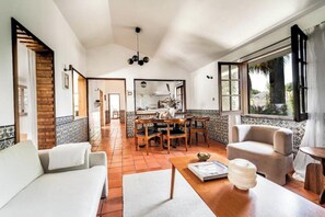 Fireplace - Relax in Style - Prime Spot with Garden & Natural Pool (setúbal)