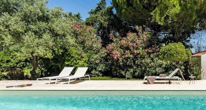 Relax in Style - Prime Spot with Garden & Natural Pool