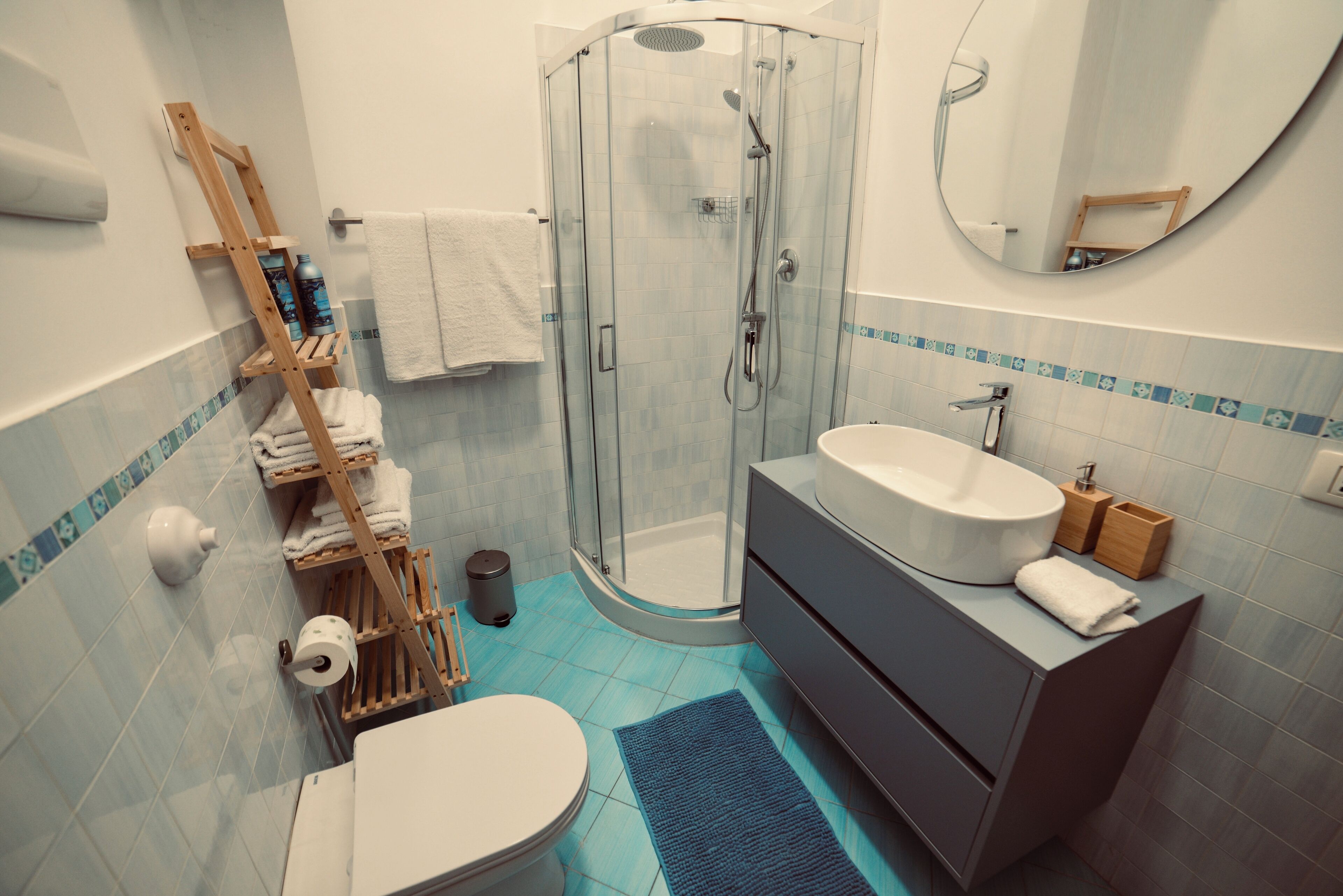 Haartrockner, Bidet, Handtücher, Seife