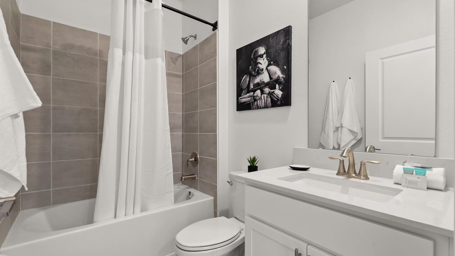 Une salle de bain moderne avec une baignoire, des toilettes et un lavabo.