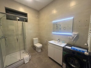 Deluxe Apartment | Bathroom | Free toiletries, hair dryer, slippers, towels - Natali Inn (Tbilisi)