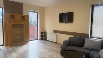 Classic Double Room, City View | Living area