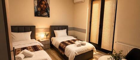 Classic-Doppelzimmer, Stadtblick | Schallisolierte Zimmer, Bügeleisen/Bügelbrett, kostenloses WLAN