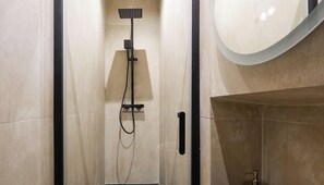 Dusche, Haartrockner, Handtücher, Shampoo