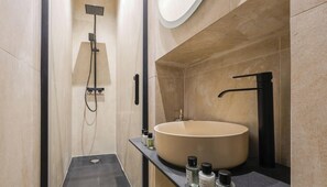 Dusche, Haartrockner, Handtücher, Shampoo