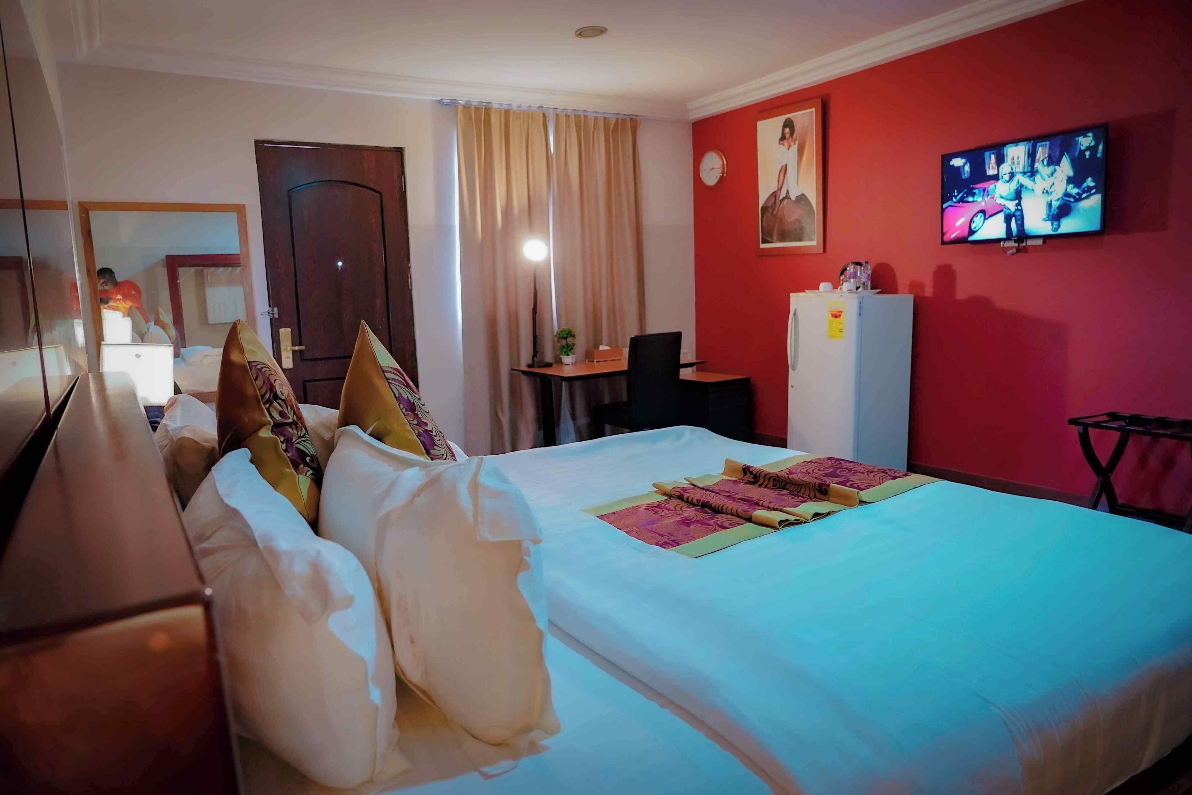 Escritorio, espacio para trabajar con laptop y wifi gratis 