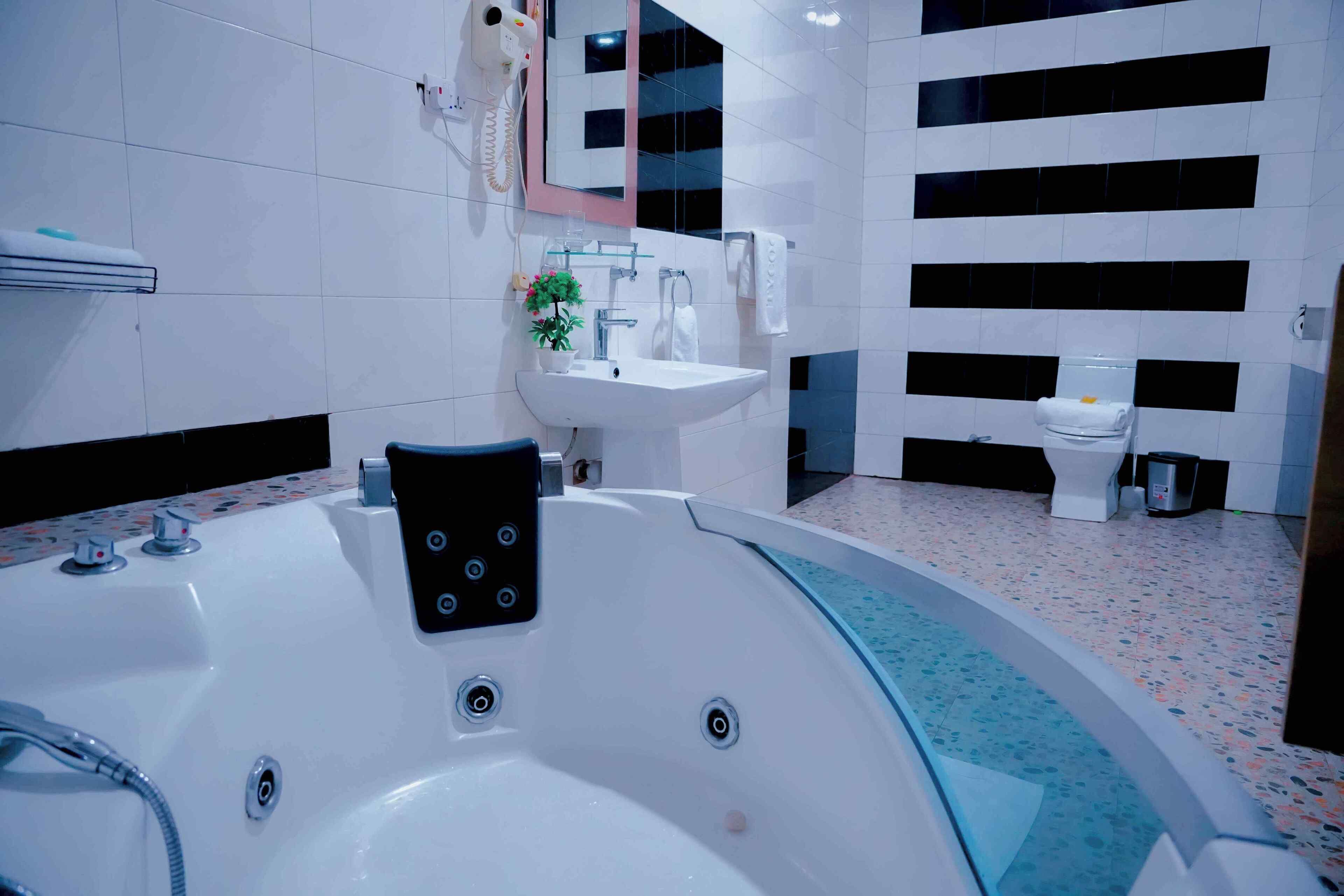 Executive Studio | Bathroom | Separate tub and shower, towels