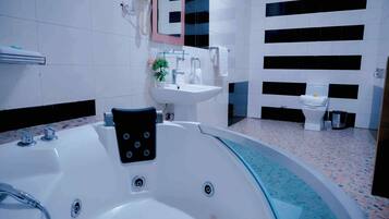 Executive Studio | Bathroom | Separate tub and shower, towels