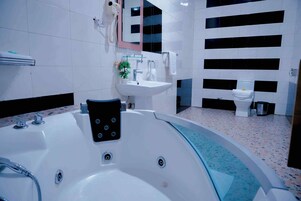 Estudio ejecutivo | Baño | Bañera y ducha independientes y toallas