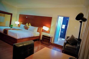 Suite Deluxe | Escritorio, espacio para trabajar con laptop y wifi gratis 
