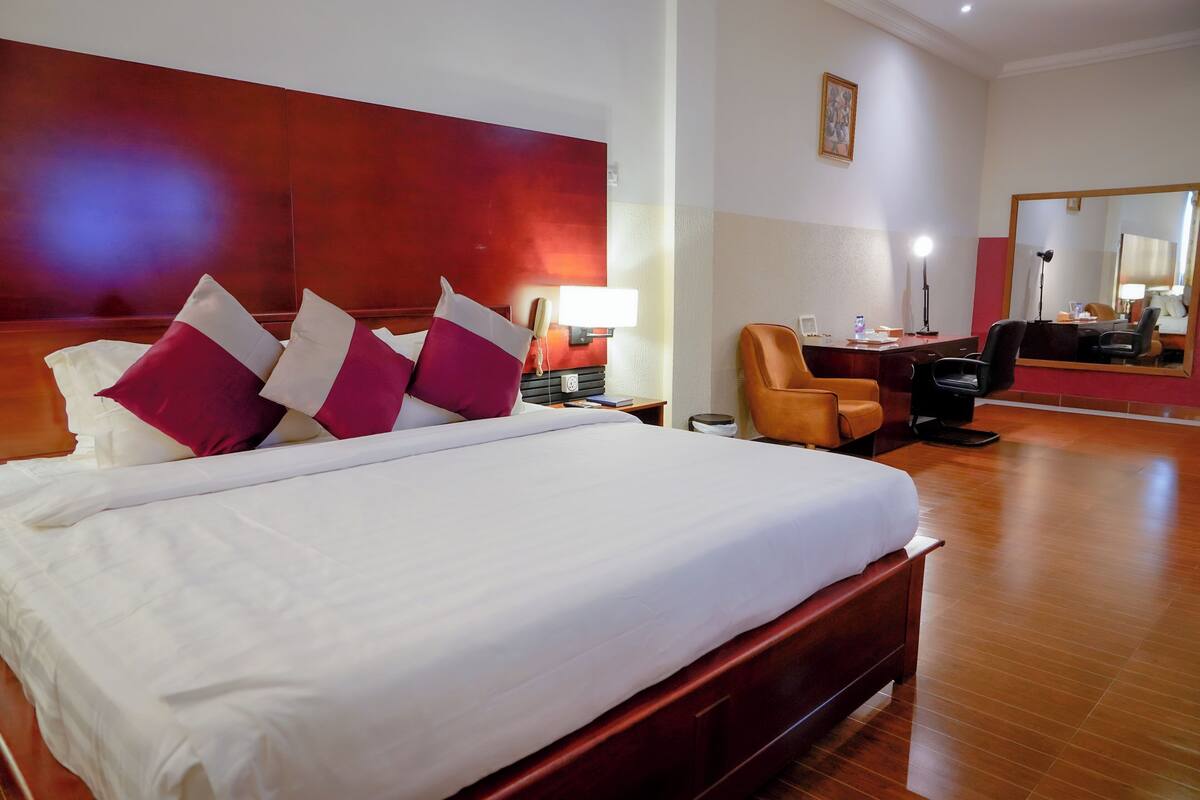 Suite – executive | Skrivebord, skrivebord for bærbar PC og wi-fi (inkludert)