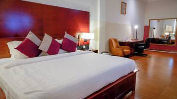 Suite ejecutiva | Escritorio, espacio para trabajar con laptop y wifi gratis