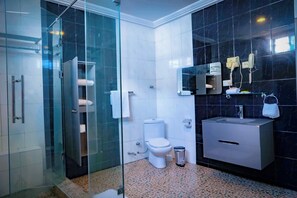 Suite Deluks | Kamar mandi | Bathtub dan shower terpisah dan handuk