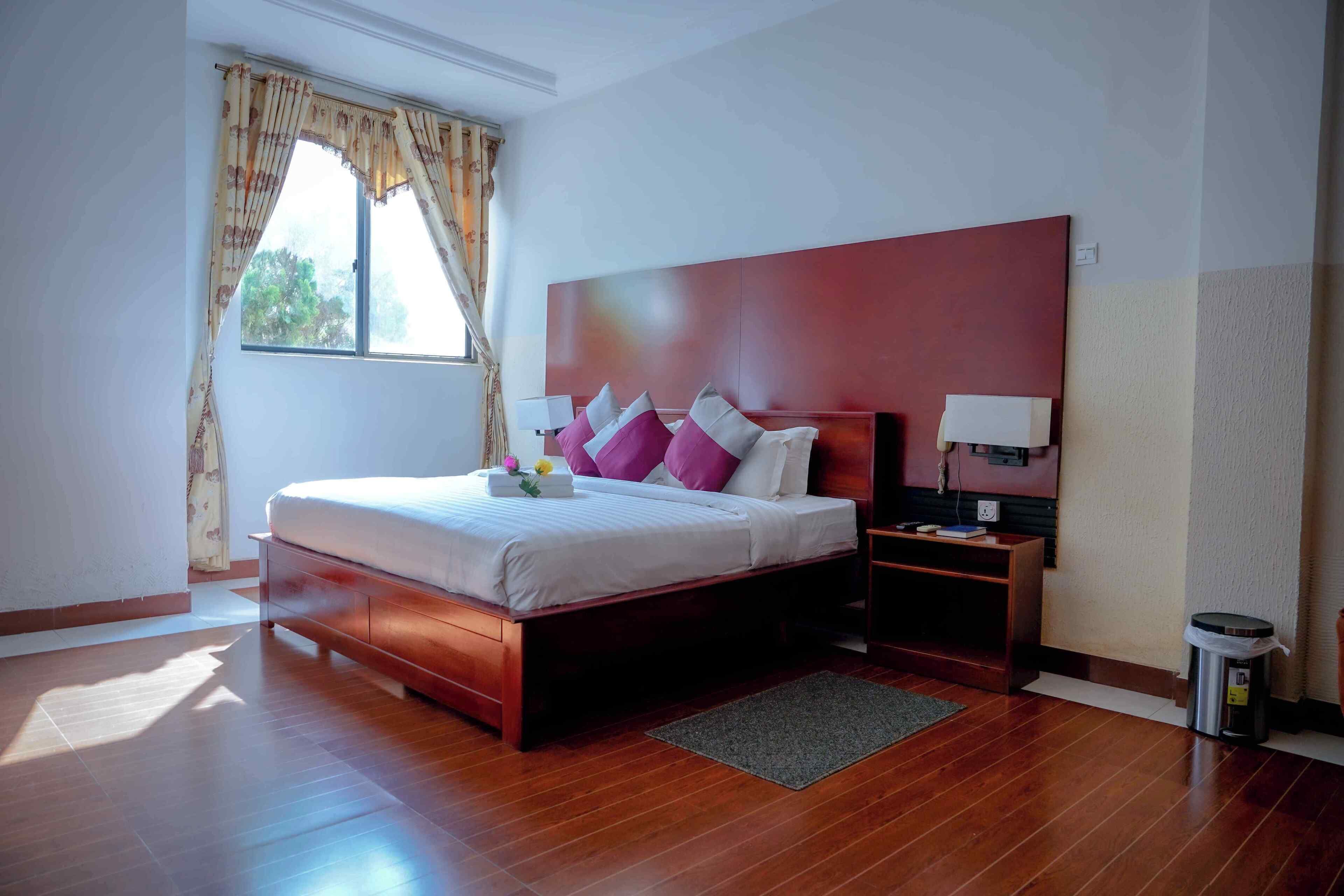 Executive Suite | Desk, laptop workspace, free WiFi