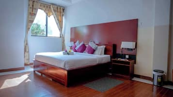 Executive Suite | Desk, laptop workspace, free WiFi
