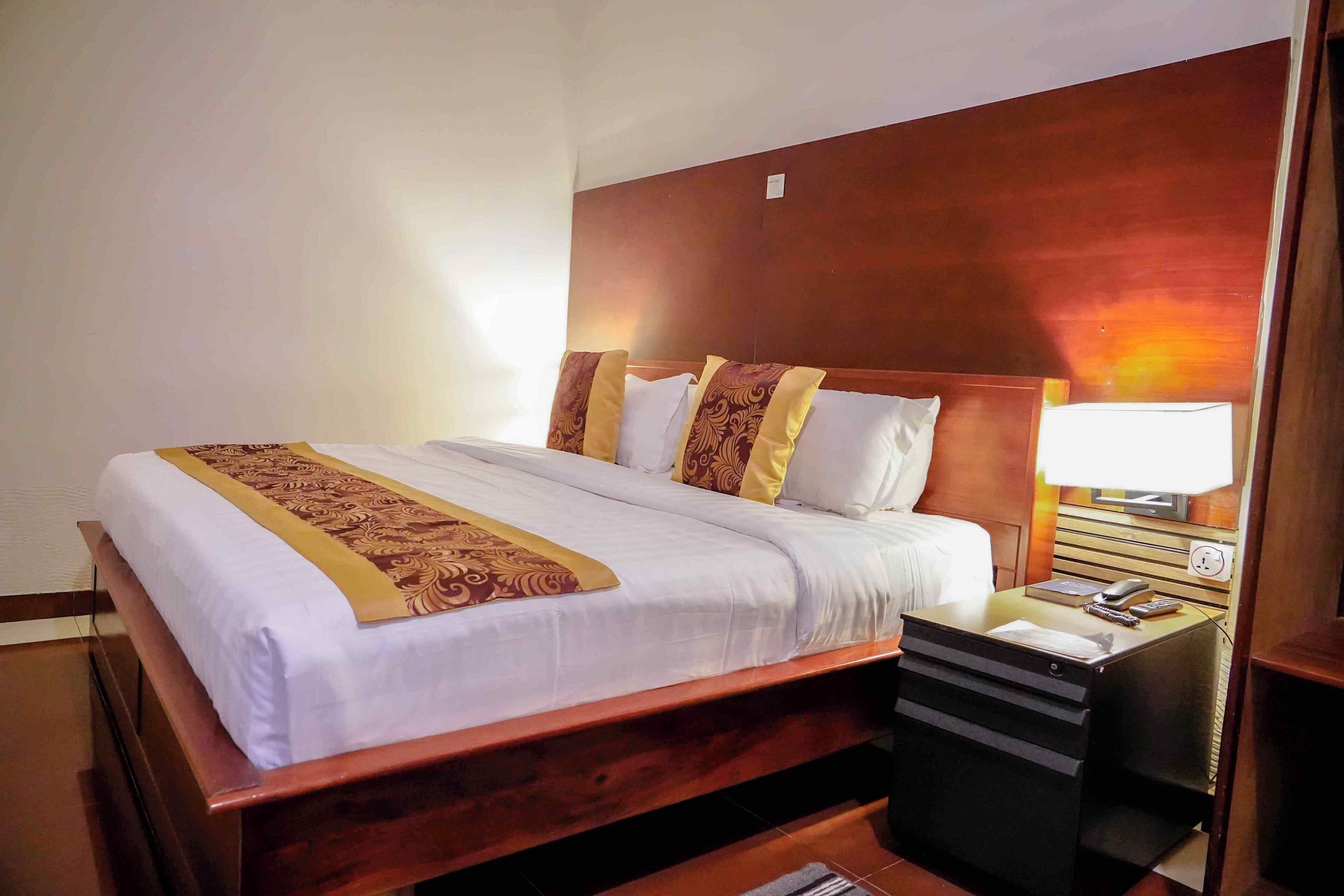 Studio – executive | Skrivebord, skrivebord for bærbar PC og wi-fi (inkludert)