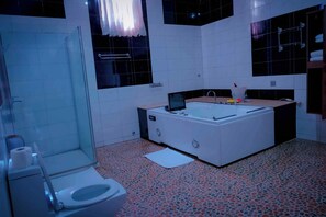 Suite Eksekutif | Kamar mandi | Bathtub dan shower terpisah dan handuk