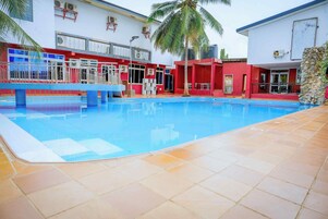 Una piscina al aire libre