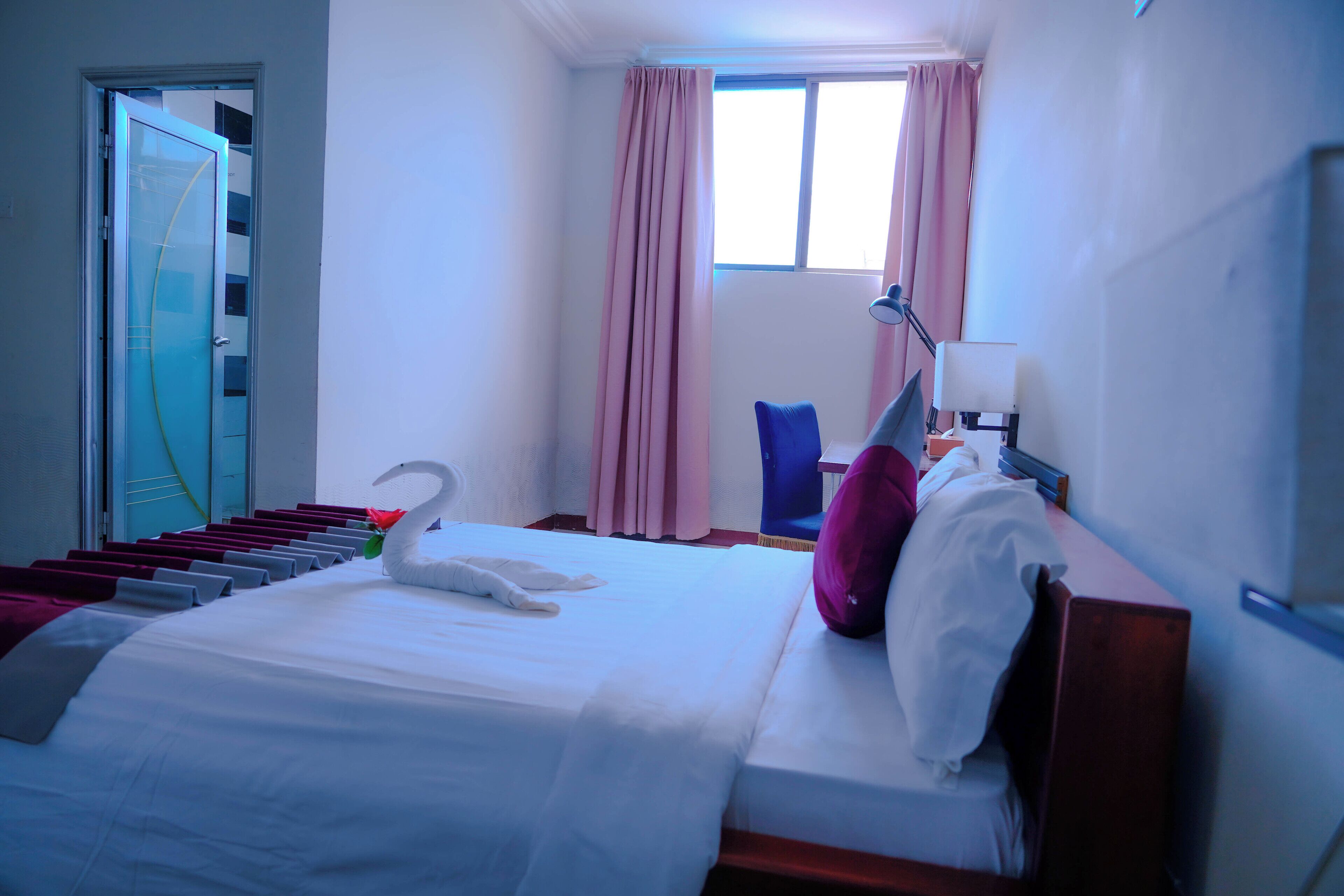 Rom – standard | Skrivebord, skrivebord for bærbar PC og wi-fi (inkludert)