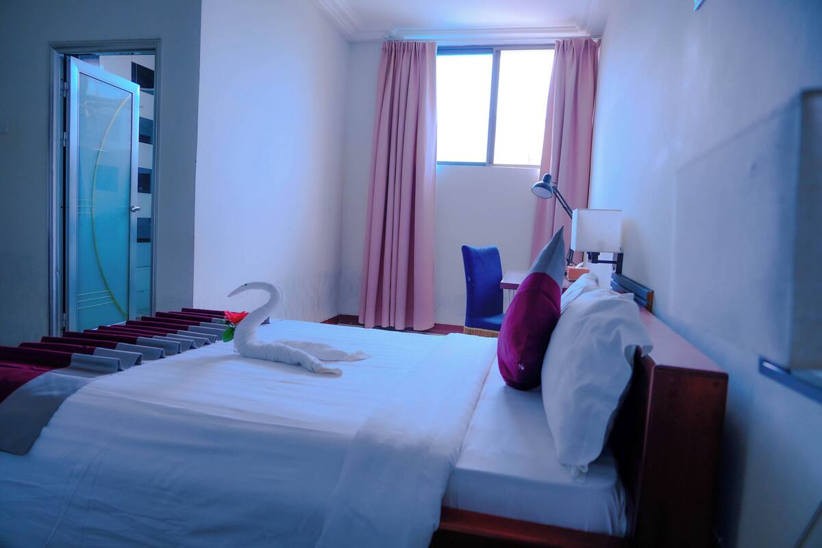 Rom – standard | Skrivebord, skrivebord for bærbar PC og wi-fi (inkludert)