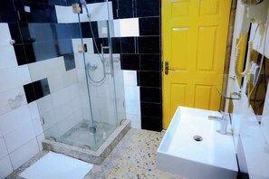 Kamar Twin Mewah | Kamar mandi | Bathtub dan shower terpisah dan handuk