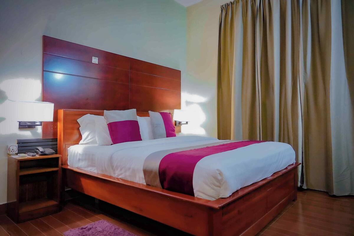 Dobbeltrom – standard | Skrivebord, skrivebord for bærbar PC og wi-fi (inkludert)