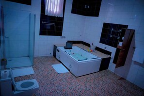 Suite Eksekutif | Kamar mandi | Bathtub dan shower terpisah dan handuk