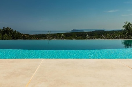 Una piscina al aire libre. Villa Chryso