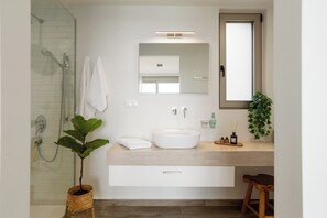 Shower, free toiletries, hair dryer, slippers - Villa Chryso (Platanias)