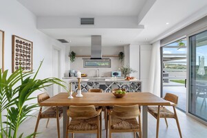 Full-size fridge, microwave, oven, stovetop