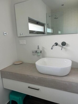 奢华别墅, 海景 | 浴室 | 淋浴设施、免费洗浴用品、吹风机、毛巾