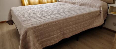 1 quarto, acesso à internet, roupa de cama