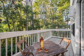 Outdoor dining - New to Rental Market in 2026 Spacious 3 BR/ 3BA Villa in Shipyard (Hilton Head Island)