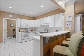 Fridge, microwave, oven, stovetop - New to Rental Market in 2026 Spacious 3 BR/ 3BA Villa in Shipyard (Hilton Head Island)