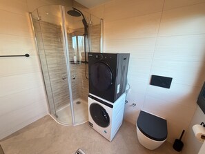 Dusche, Haartrockner, Handtücher, Toilettenpapier