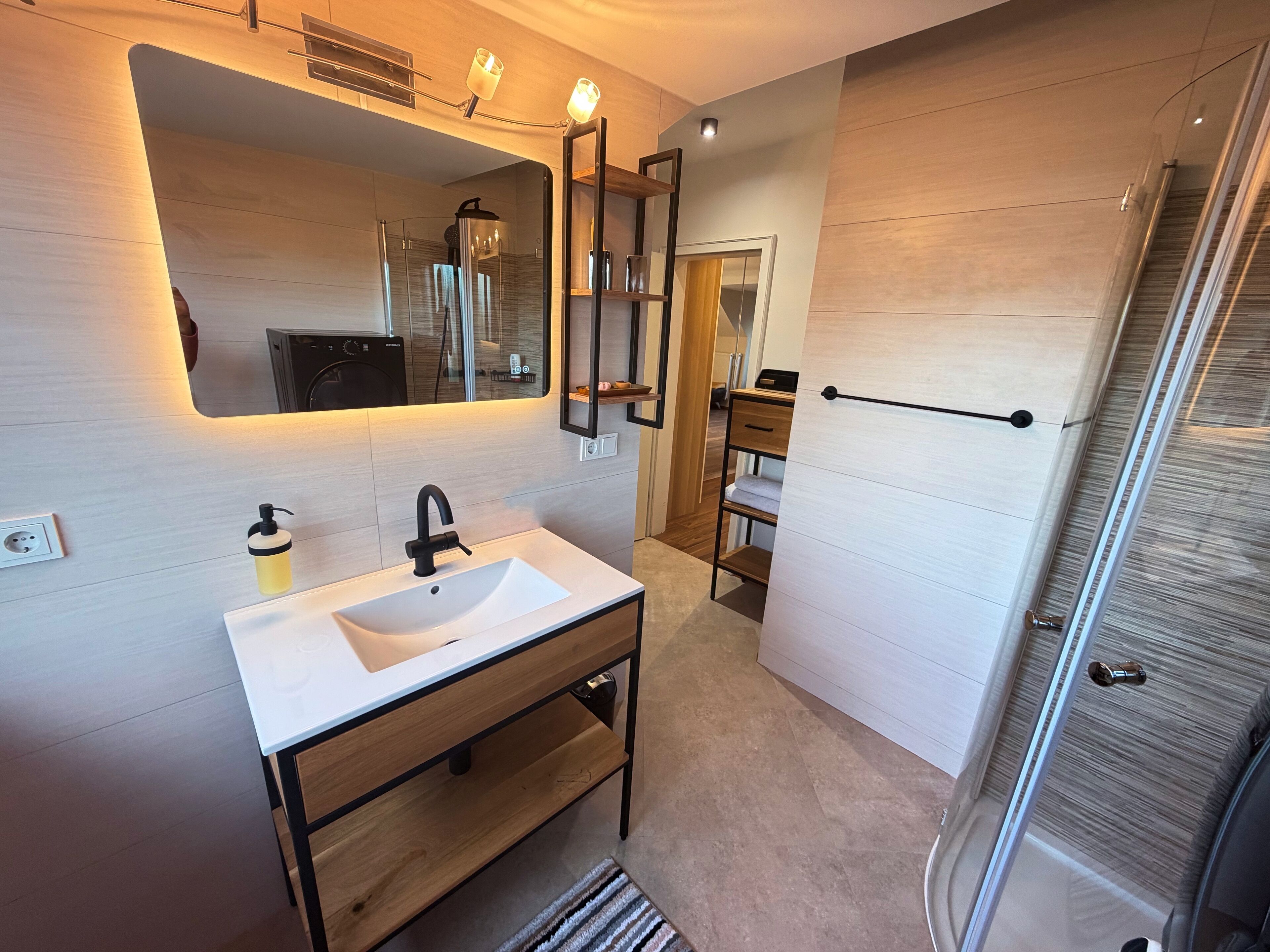 シャワー、ヘアドライヤー、タオル、トイレットペーパー