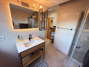 Shower, hair dryer, towels, toilet paper - Fully furnished flat in a lovely villa (Bergisch Gladbach)