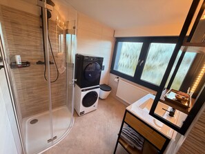 Dusche, Haartrockner, Handtücher, Toilettenpapier