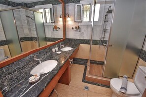 Shower, hair dryer, towels, soap - Hippo One Bedroom Apartment (Pelekas)