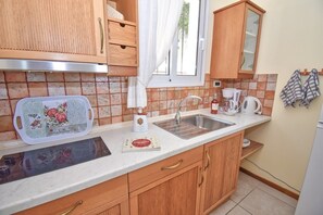 Fridge, stovetop, coffee/tea maker, electric kettle - Hippo One Bedroom Apartment (Pelekas)